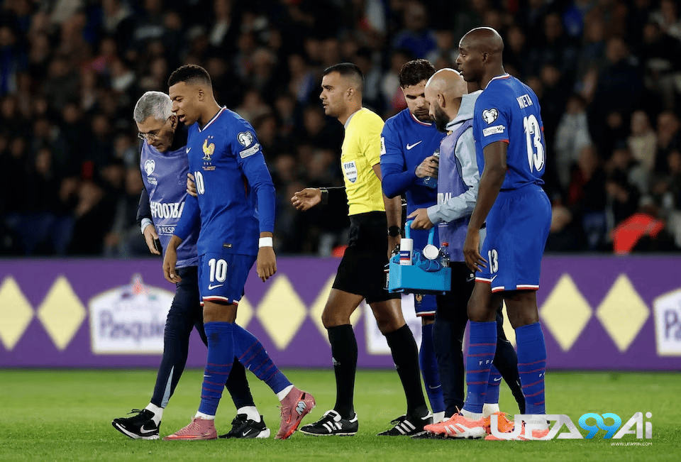 เอ็มบัปเป้ (Kylian Mbappé) เดินออกจากสนามพร้อมทีมแพทย์ หลังได้รับบาดเจ็บที่ข้อเท้าในเกมคัดบอลโลก 2026 ระหว่างฝรั่งเศส พบ อาเซอร์ไบจาน เมื่อวันที่ 11 ตุลาคม 2025 ภาพของ ufa99ai